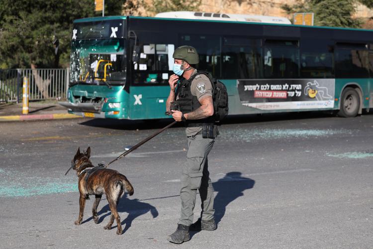 Gerusalemme, due esplosioni alla fermata di un autobus: morta una persone e altre 19 feriti
