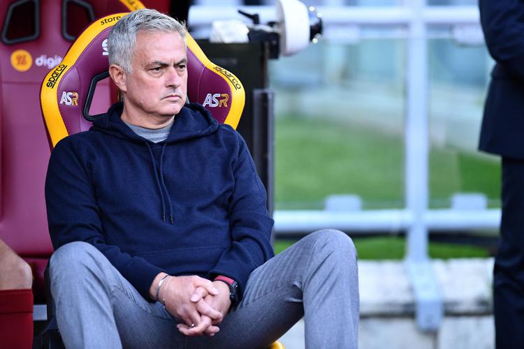 Calcio, due giornate di squalifica per l’allenatore giallorosso Josè Mourinho