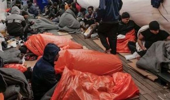 Emergenza migranti, la nave Ocean Viking andrà in Francia. Piantedosi: “Sui diritti umani non accettiamo lezioni”