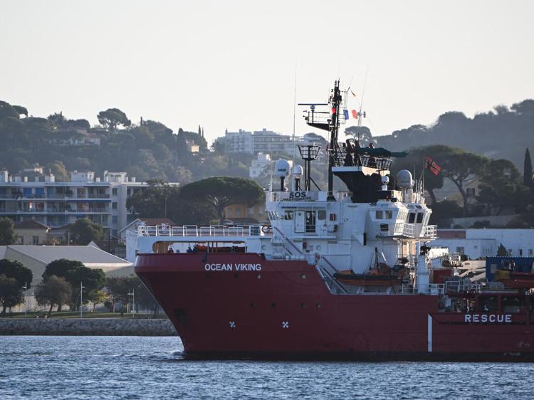 Migranti, la Ocean Viking è arrivata al porto di Tolone con 230 persone