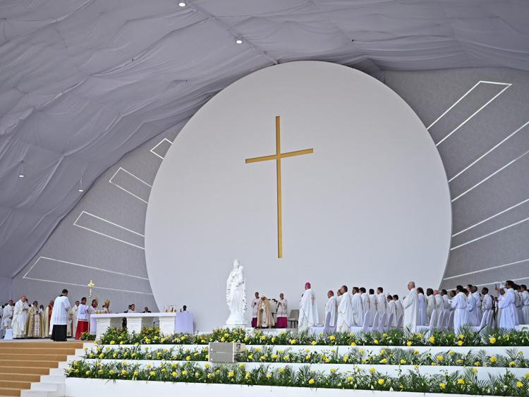 Papa Francesco in Bahrein: “Spesso vediamo che, più si ricerca il potere, più la pace è minacciata”