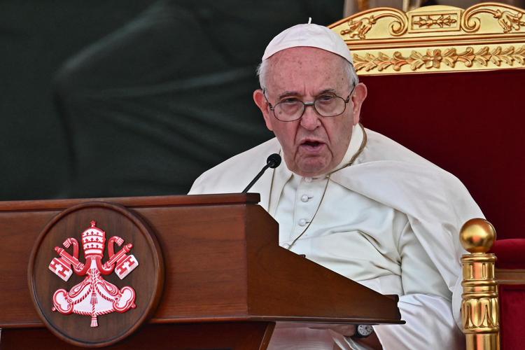 Papa Francesco in Bahrein: “L’uomo religioso, l’uomo di pace, si oppone alla corsa al riarmo, agli affari della guerra, al mercato della morte”