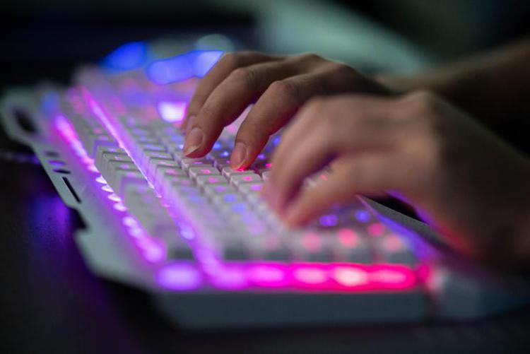 La Polizia ha denunciato uno youtuber per istigazione al suicidio di una ragazza quattordicenne