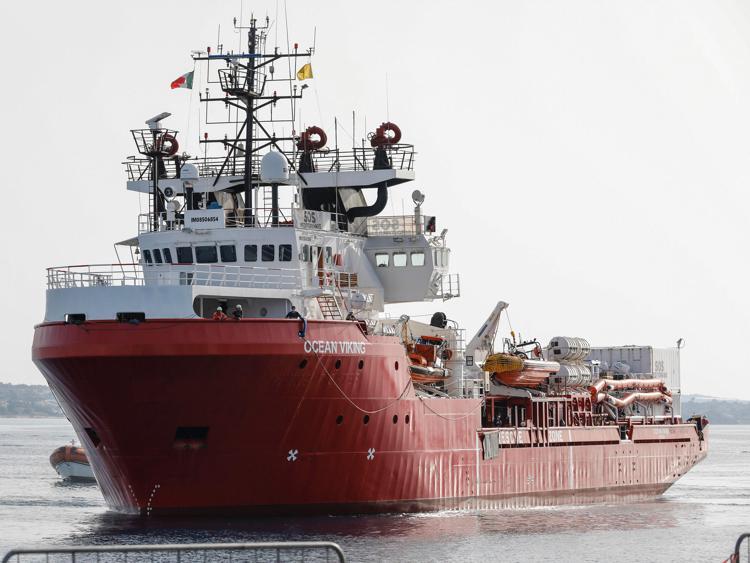 La Francia nega l’asilo nei confronti di 123 immigrati a bordo della nave Ocean Viking