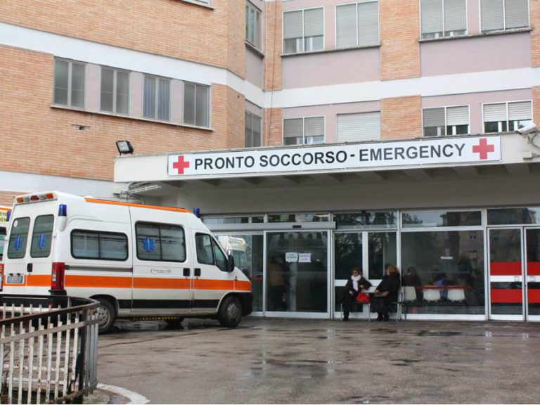 Latina, Una ragazza di 15 anni è grave dopo un incidente con il monopattino
