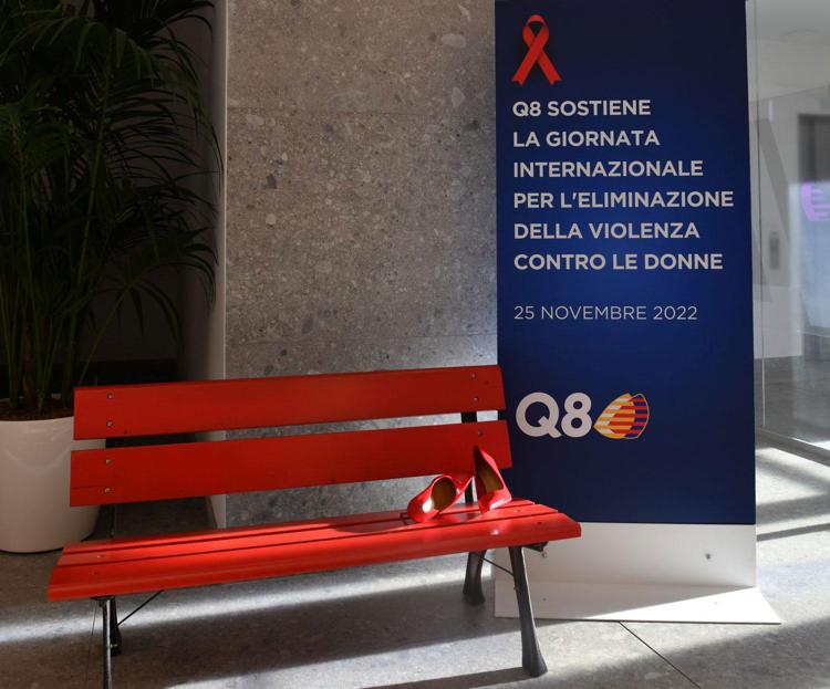 Roma, Q8 aderisce con una simbolica panchina rossa in solidarietà alle donne