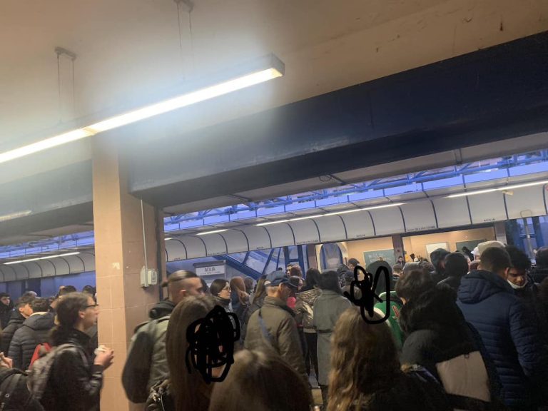 Roma, ennesimo guasto tecnico sulla metro diretta al Lido: la rabbia degli utenti fermi per ore