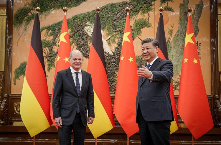 Cina: al faccia a faccia con Xi Jinping, Scholz gli ha detto “Pechino usi la sua influenza su Mosca per la pace in Ucraina”