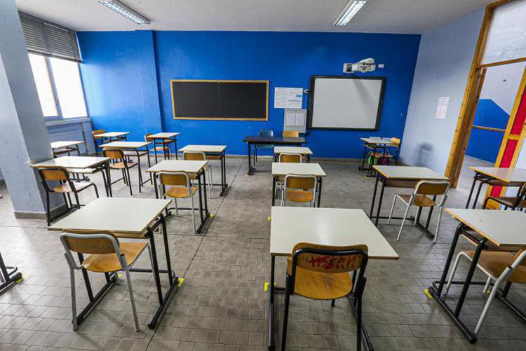Scuola, parla il ministro dell’Istruzione: “Lavori socialmente utili per gli studenti violenti in aula”