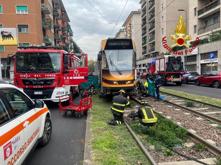 Milano, tragedia in via Tito Livio: un ragazzo di 14 anni in bicicletta è morto dopo essere stato investito da un tram