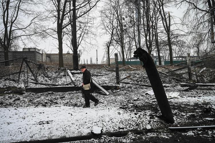 Guerra in Ucraina, dopo gli attacchi russi il Paese è al gelo. Zelensky: “E’ un crimine contro l’umanità”