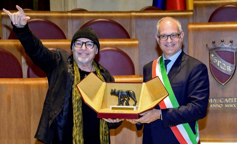 Roma, grande festa in Campidoglio: il sindaco Gualtieri consegna a Vasco Rossi la “Lupa d’oro”