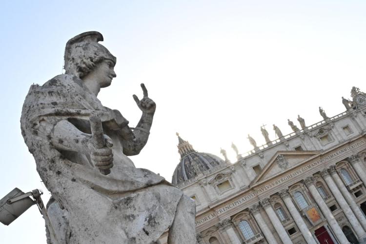 Vicenda Becciu, gli avvocati del cardinale: “Non risulta alcuna indagine a carico degli interessati per il reato di associazione per delinquere”