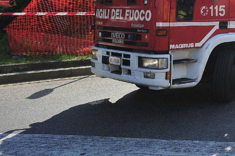 Tragedia a Guidonia (Roma), operaio muore dopo essere precipitato dal tetto di un capannone