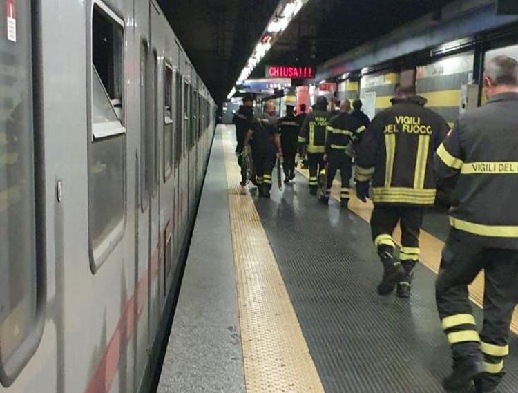 Roma, dramma alla metro B1 di piazza Bologna: un 19enne si è gettato sotto i binari, è gravissimo