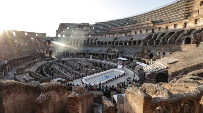 Roma, estorcevano denaro ai turisti al Colosseo: arrestati due fratelli di 38 e 22 anni