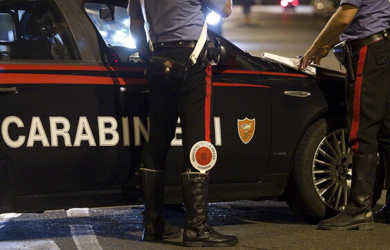 Bagnoli (Napoli), due 17enni sono stati arrestati dai carabinieri perché ritenuti responsabili di avere accoltellato e rapinato un diciottenne