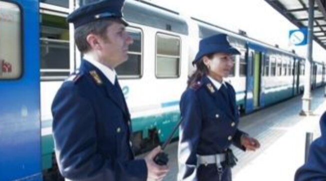 Modena, Un uomo prende il treno per uccidere una donna: 15enne lo sente parlare al telefono e chiama il 112