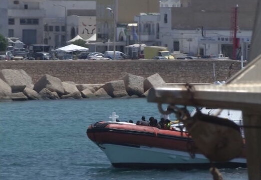 Migranti, un barcone alla deriva con 161 persone è stato soccorso dalla Guardia Costiera
