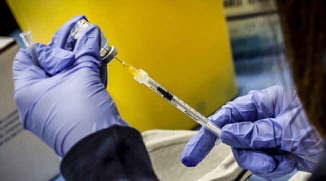 Covid, report della Fondazione Gimbe: Quasi il 72% di fragili e over 60 non ha effettuato la quarta dose di vaccino anti-Covid in vista delle festività di Natale