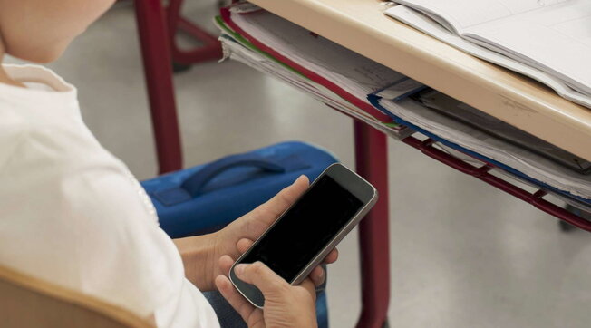 A scuola arriva il divieto di utilizzare il cellulare in classe durante le lezioni