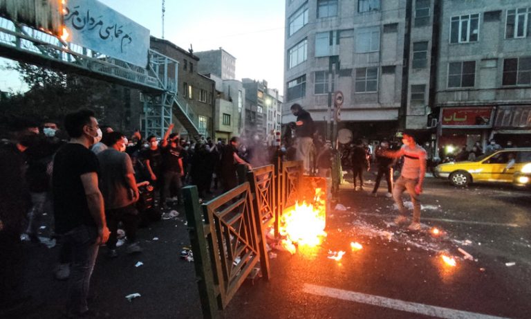 Teheran, è stato sepolto il manifestante 23enne impiccato lo scorso giovedì