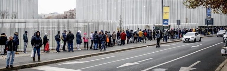 Il Natale dell’altra Milano: diecimila poveri in coda per il cibo alla Onlus “Pane Quotidiano”