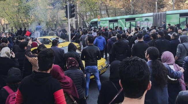 Parigi accusa l’Iran “Non si può rispondere alle proteste con le esecuzioni capitali”