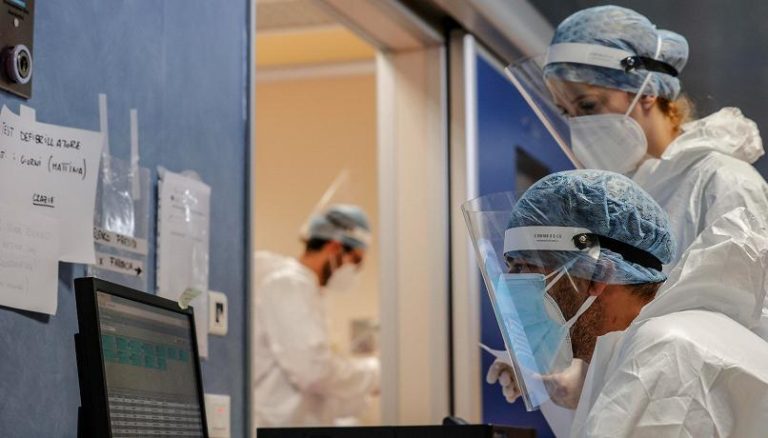 Covid, report dell’Iss: Cala ancora questa settimana l’incidenza, in flessione i ricoveri nelle terapie intensive