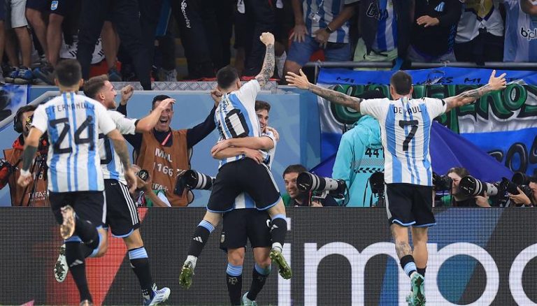 Mondiali di calcio, Messi accompagna l’Argentina nei quarti di finale: battuta l’Australia 2-1