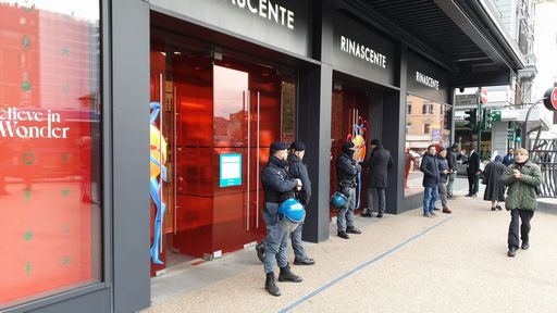 Roma, polizia schierata davanti la Rinascente per la protesta dei precari