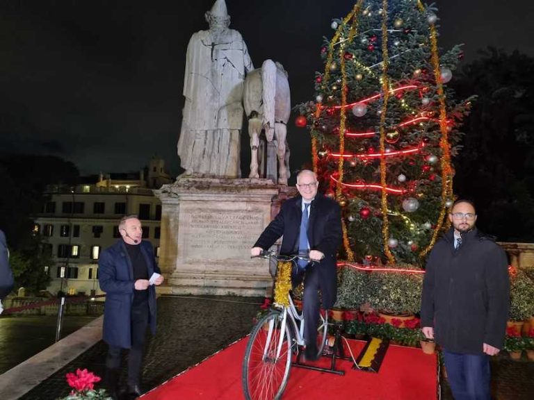 Roma, consiglieri capitolini di maggioranza e opposizione in bici. Con loro il sindaco di Roma Roberto Gualtieri
