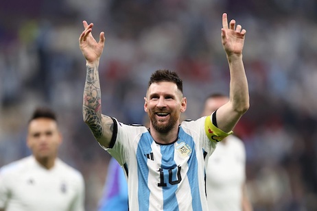 Mondiali di calcio, l’Argentina con un Messi stellare travolge 3-0 la Croazia. Domenica è in finale