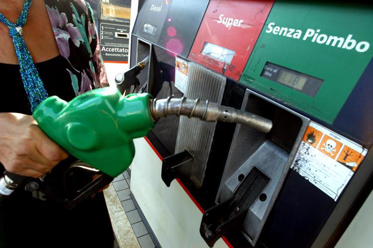 Carburanti, prezzi in calo per benzina e diesel