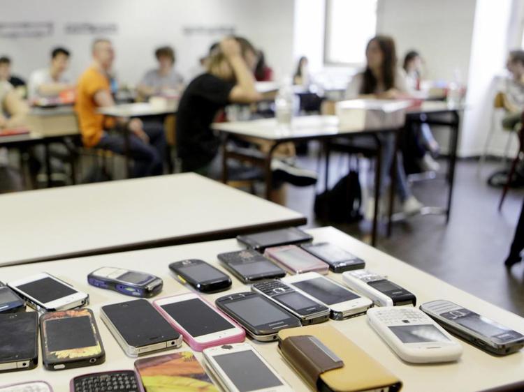 Scuola, parla il ministro Valditara: “Il cellulare in classe è vietato da una circolare in molti casi disattesa del ministro Fioroni del 2007”