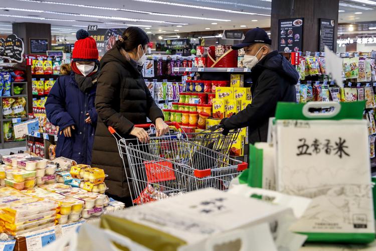 Cina, niente più test negativo al Covid per poter entrare nei supermercati a fare la spesa, per andare in ufficio a lavorare o per prendere la metropolitana