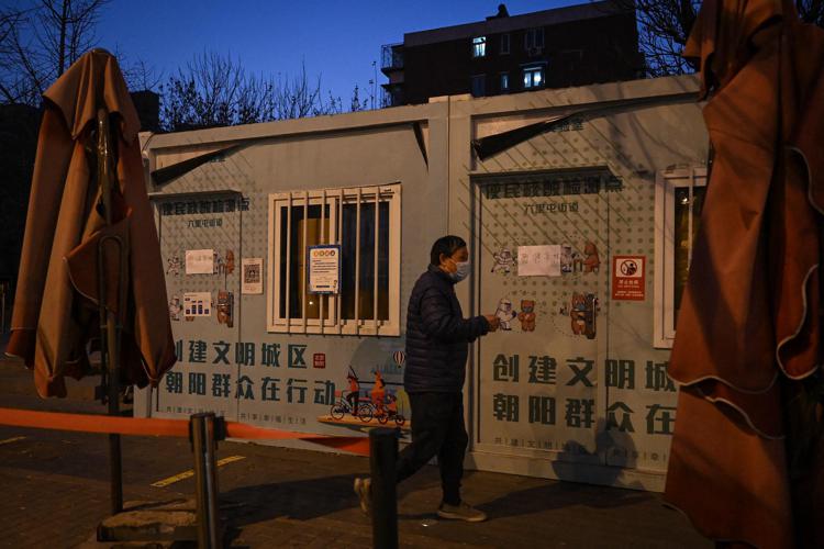 Prosegue in Cina, dopo le proteste dei giorni scorsi, l’alleggerimento delle misure contro il covid