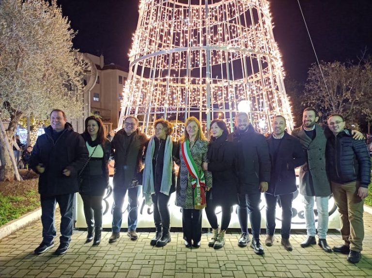 Ciampino, ecco l’albero di Natale dorato, la sindaca: “Un segno di comunità e speranza”