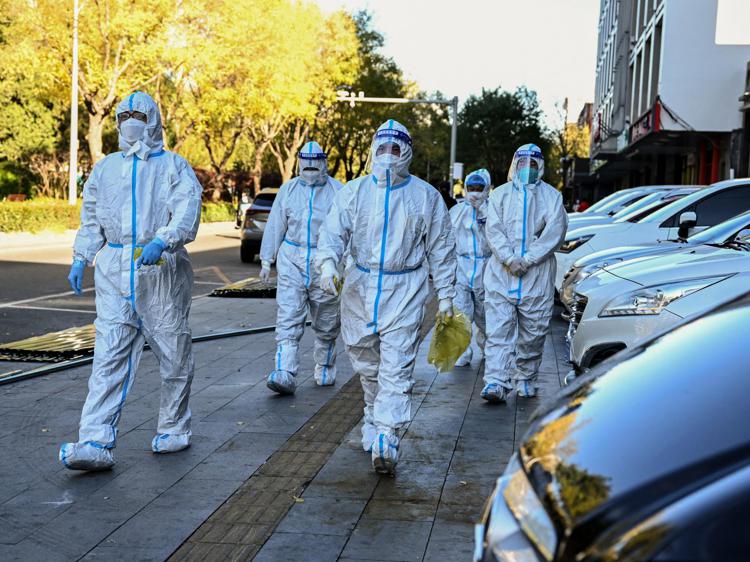 Cina travolta dalla pandemia, per gli epidemiologi: “Si rischia un milione di morti”