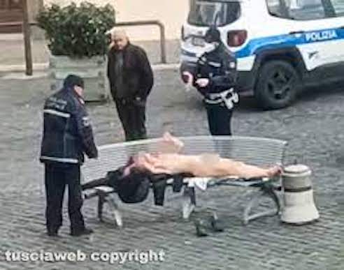 Vetralla (Viterbo), una donna completamente nuda si è sdraiata sulla panchina di fronte alla chiesa di santa Maria del Soccorso