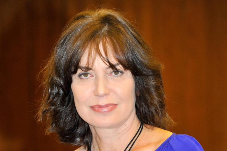 Sabina Guzzanti sulla premier Meloni: “Ho stima per lei. Una donna presidente del Consiglio penso ci faccia sentire tutte più forti”