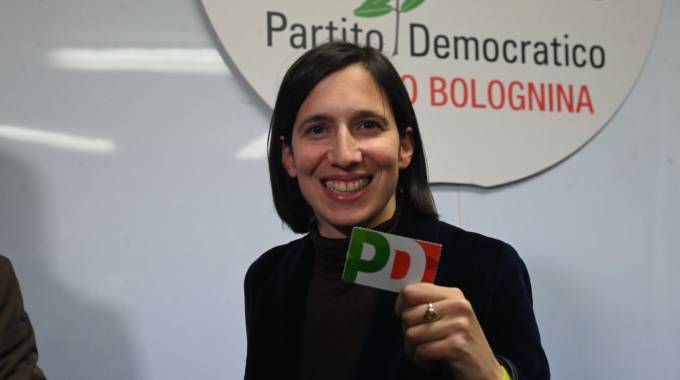 Elly Schlein ha preso la tessera del Pd al circolo storico della Bolognina