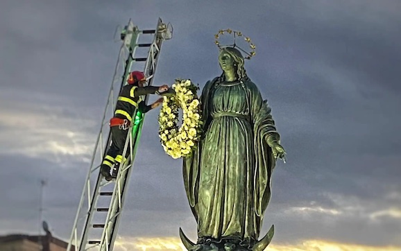 Roma, l’omaggio dei Vigili del fuco all’Immacolata Concezione