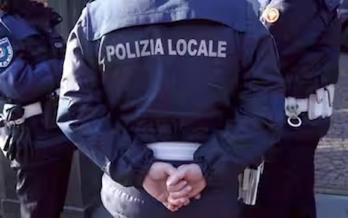 Roma, svaligiano l’auto dei vigili mentre gli agenti sono al bar nell’area di servizio Magliana Nord