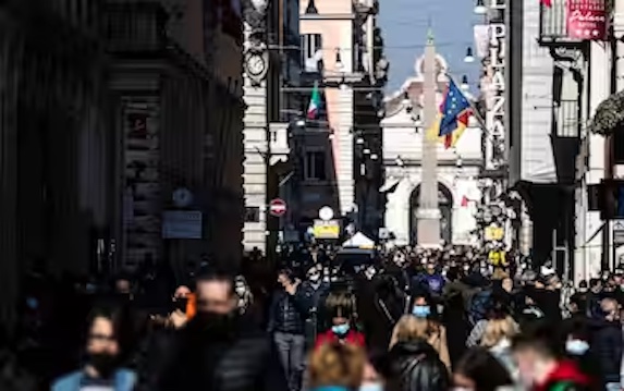 Roma, è stato denunciato l’uomo che aveva punto con una siringa una donna in via del Corso