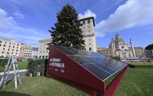 Roma, le luci dell’albero di Natale in piazza Venezia sono alimentati da pannelli solari