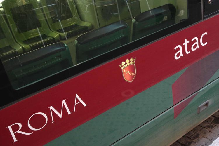 Roma, fiamme su autobus a Pietralata