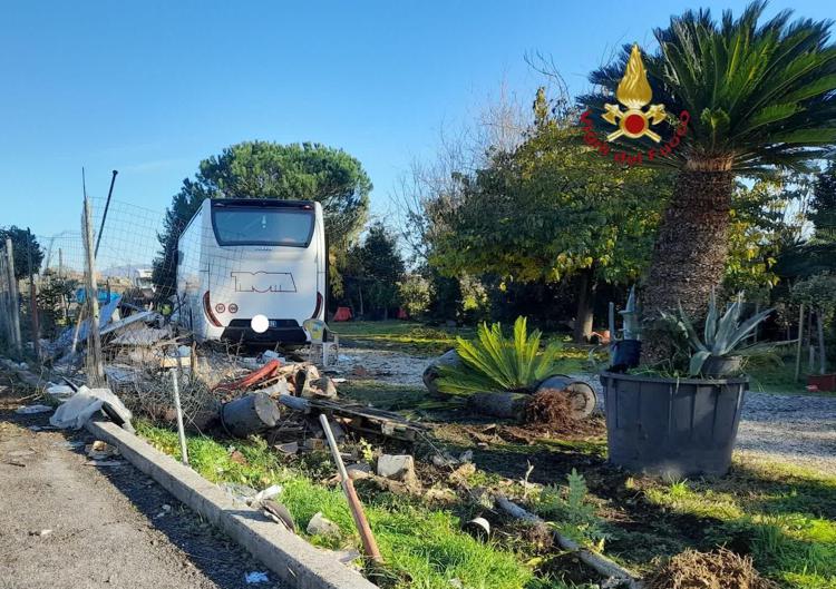 Roma, bus con 41 bambini esce di strada sulla via Tiburtina: tre feriti in codice giallo