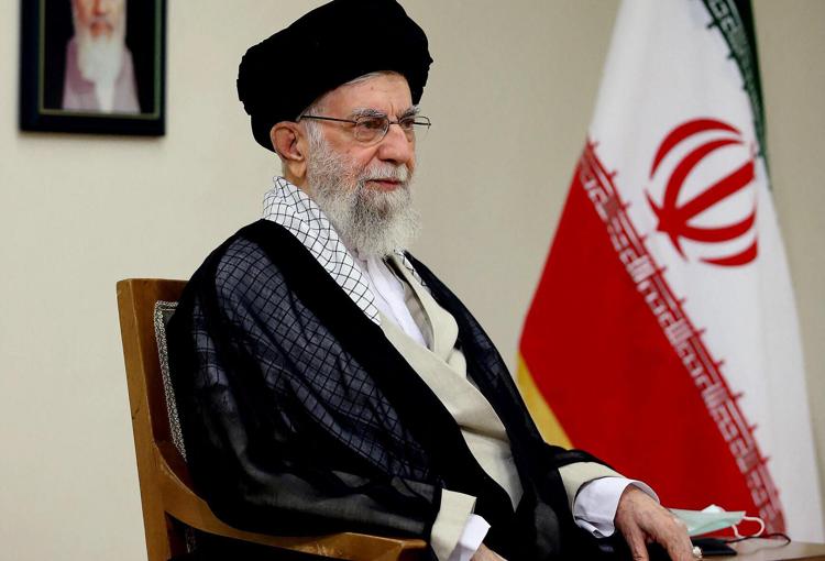 Iran, la nipote del leader supremo Khamenei è stata condannata a tre anni per aver sostenuto le proteste