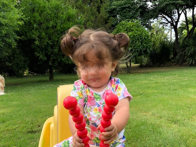 Roma, la bimba investita nel parcheggio dell’asilo: i genitori denunciano una teste per falsa testimonianza